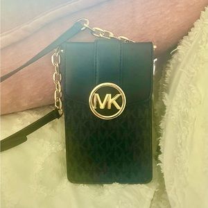 Michael Kors Carmen Small Logo Smartphone Crossbody in Black w/ adjustable strap